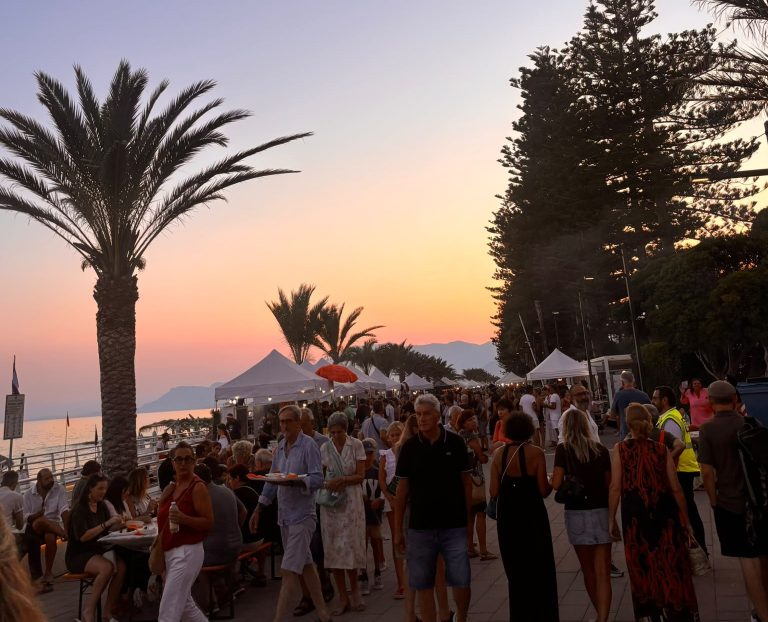 Visitatori durante Un Mare di Sapori Bordighera 2026 tra stand gastronomici, degustazioni e prodotti tipici della Riviera ligure