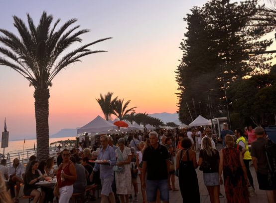 Visitatori durante Un Mare di Sapori Bordighera 2026 tra stand gastronomici, degustazioni e prodotti tipici della Riviera ligure